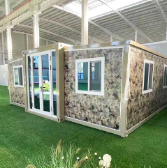 Ein chinesischer Mann zeigt die Unterbringungsbedingungen in Katar, und die Containerhäuser sind alle in China 